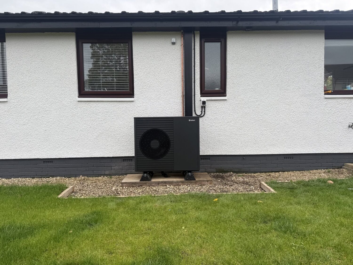 Vaillant aroTHERM plus 7kW air source heat pump at the back of a bungalow in California, Falkirk